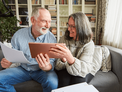 Eldre mann og dame med ipad