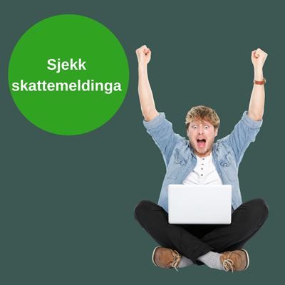 Bilde av gutt som jubler foran PC med tekst sjekk skattemeldinga