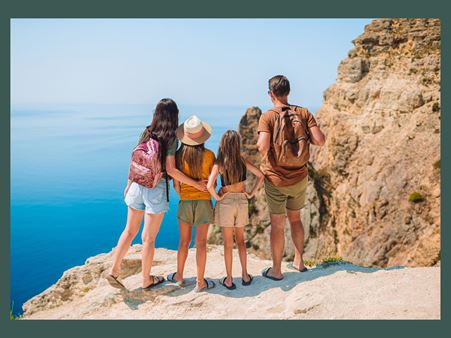 Familie med utsikt til havet