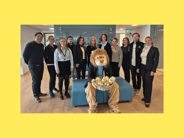 Bilde av bankløven Leo og ansatte Ørland Sparebank