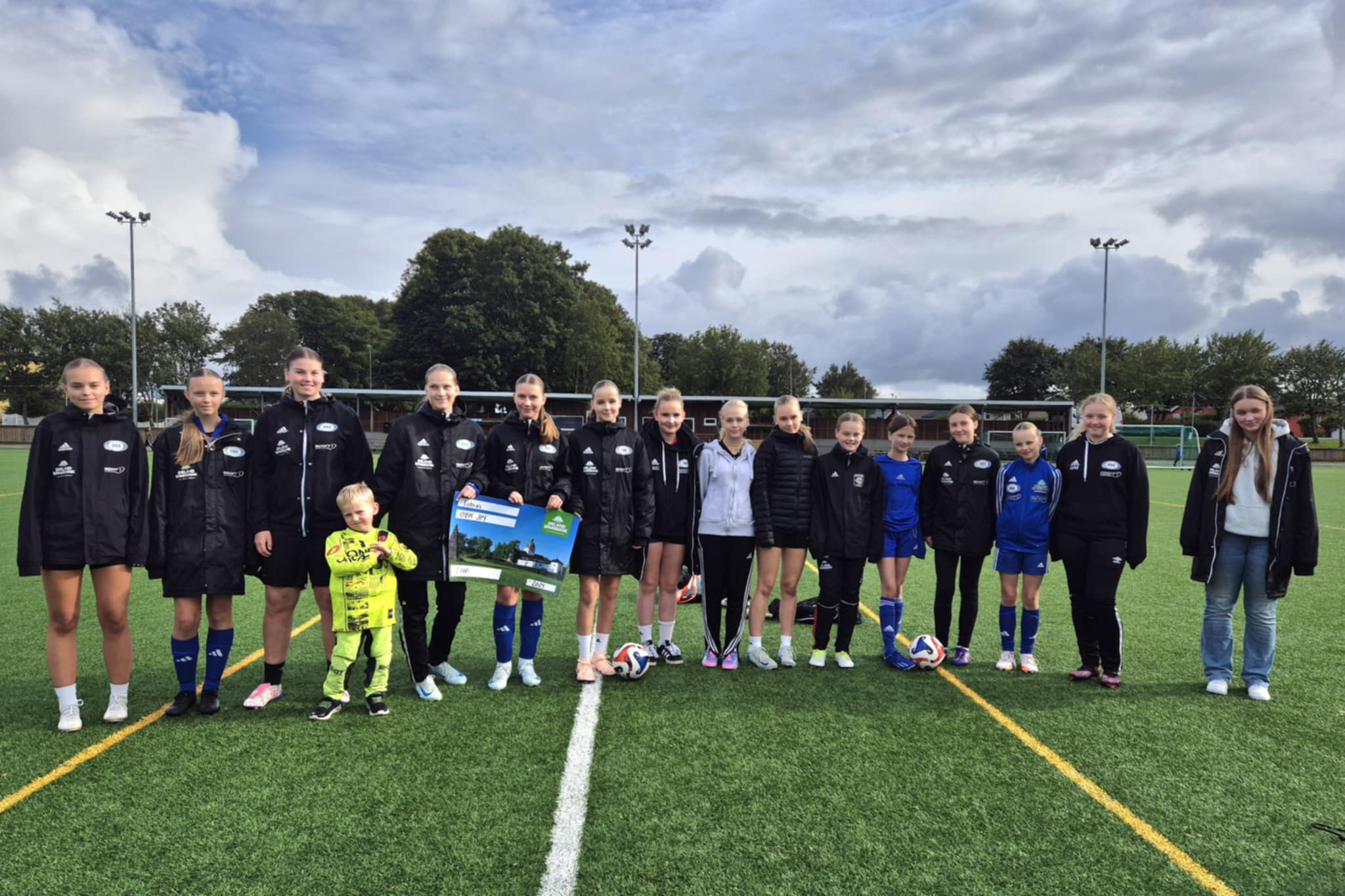 Jenter 14 fotball ØBK mottar gavesjekk